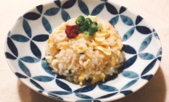 サーモンと塩麹の、風味豊かなチャーハン